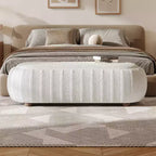 Pouf moderno ovale in legno con rivestimento bouclé